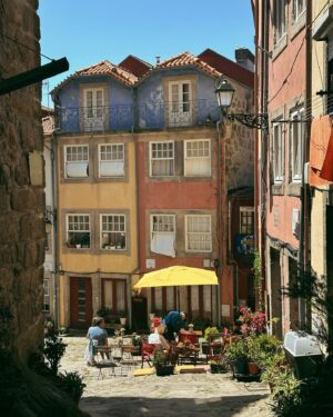 Marina Bastarache Instagram - PORTO 🍷

Voici mes tops activités, celles de plusieurs amis et aussi celles que vous m’avez partagé en story!
Porto , ma ville préférée du Portugal. MA-GNI-FIQUE.
Save le post ou partage à tes amis qui vont au Portugal!

FOOD
- Brunch: do norte cafe 🤌🏻 ou The breakfast Club
- Coffee: C’alma & Cafe majestic
- Health restaurant:  Nola kitchen
- Terrasses @espaceportocruz & bar rooftop Flores
- Souper typique: adega sao nicaulo
- Souper asiatique délicieux: Boa Bao 🤤
- Souper tapas: tapabento
- souper: mercearia das flores

ACTIVITÉS
- La Cathedrale de Sé 
- Livraria Lello (magnifique bibliothèque, need to book online)
- Mercado do bolhao pour déguster des produits de la région
- Marcher sur le pont Luis I et traverser de l’autre coté de Porto pour aller sur la rue cais da ribeira: s’attabler sur une terrasse, un rooftop, boire et manger au bord du Douro.
- Sunset/pique-nique jardim do morro ou jardim dos sentimentos
- Nightlife: les bars sur la rue Galerias de Paris et base bar ou selena bar

Notes:
- No need for a car! Des bonnes chaussures ça le fait en masse dans la ville de Porto!
- Prenez un appartement assez central , près de la station Sao Bento c’est idéal.
- Si vous n’avez pas de voiture, prenez un day trip jusqu’à la vallée de Douro. Sinon, louez-en une, promis ça vaut la peine de se promener en voiture dans la vallée.

N’hesitez pas à commenter vos endroits favoris de Porto!
Stay tuned pour LISBON, LAGOS et VALLÉE DE DOURO !