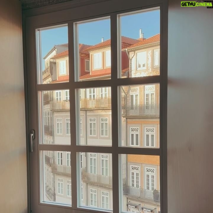 Marina Bastarache Instagram - PORTO 🍷 Voici mes tops activités, celles de plusieurs amis et aussi celles que vous m’avez partagé en story! Porto , ma ville préférée du Portugal. MA-GNI-FIQUE. Save le post ou partage à tes amis qui vont au Portugal! FOOD - Brunch: do norte cafe 🤌🏻 ou The breakfast Club - Coffee: C’alma & Cafe majestic - Health restaurant: Nola kitchen - Terrasses @espaceportocruz & bar rooftop Flores - Souper typique: adega sao nicaulo - Souper asiatique délicieux: Boa Bao 🤤 - Souper tapas: tapabento - souper: mercearia das flores ACTIVITÉS - La Cathedrale de Sé - Livraria Lello (magnifique bibliothèque, need to book online) - Mercado do bolhao pour déguster des produits de la région - Marcher sur le pont Luis I et traverser de l’autre coté de Porto pour aller sur la rue cais da ribeira: s’attabler sur une terrasse, un rooftop, boire et manger au bord du Douro. - Sunset/pique-nique jardim do morro ou jardim dos sentimentos - Nightlife: les bars sur la rue Galerias de Paris et base bar ou selena bar Notes: - No need for a car! Des bonnes chaussures ça le fait en masse dans la ville de Porto! - Prenez un appartement assez central , près de la station Sao Bento c’est idéal. - Si vous n’avez pas de voiture, prenez un day trip jusqu’à la vallée de Douro. Sinon, louez-en une, promis ça vaut la peine de se promener en voiture dans la vallée. N’hesitez pas à commenter vos endroits favoris de Porto! Stay tuned pour LISBON, LAGOS et VALLÉE DE DOURO !