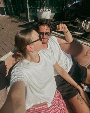 Marina Bastarache Instagram - PORTO 🍷

Voici mes tops activités, celles de plusieurs amis et aussi celles que vous m’avez partagé en story!
Porto , ma ville préférée du Portugal. MA-GNI-FIQUE.
Save le post ou partage à tes amis qui vont au Portugal!

FOOD
- Brunch: do norte cafe 🤌🏻 ou The breakfast Club
- Coffee: C’alma & Cafe majestic
- Health restaurant:  Nola kitchen
- Terrasses @espaceportocruz & bar rooftop Flores
- Souper typique: adega sao nicaulo
- Souper asiatique délicieux: Boa Bao 🤤
- Souper tapas: tapabento
- souper: mercearia das flores

ACTIVITÉS
- La Cathedrale de Sé 
- Livraria Lello (magnifique bibliothèque, need to book online)
- Mercado do bolhao pour déguster des produits de la région
- Marcher sur le pont Luis I et traverser de l’autre coté de Porto pour aller sur la rue cais da ribeira: s’attabler sur une terrasse, un rooftop, boire et manger au bord du Douro.
- Sunset/pique-nique jardim do morro ou jardim dos sentimentos
- Nightlife: les bars sur la rue Galerias de Paris et base bar ou selena bar

Notes:
- No need for a car! Des bonnes chaussures ça le fait en masse dans la ville de Porto!
- Prenez un appartement assez central , près de la station Sao Bento c’est idéal.
- Si vous n’avez pas de voiture, prenez un day trip jusqu’à la vallée de Douro. Sinon, louez-en une, promis ça vaut la peine de se promener en voiture dans la vallée.

N’hesitez pas à commenter vos endroits favoris de Porto!
Stay tuned pour LISBON, LAGOS et VALLÉE DE DOURO !