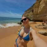 Marina Bastarache Instagram - La mer. Les vacances. Le Portugal. Pour tous ceux qui le demandent, je vais vous faire un recap. Où manger, où dormir, quoi voir au Portugal. Dès que je reviens de vacances je vous partage tout 🦋 Ps. Oui oui c’est un tout nouveau @nana.the.brand qui arrive à la fin du mois en ligne! 30 mai, mark your calendars!