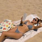 Marina Bastarache Instagram - Mon top 10 à Sydney Australie ✈️ * Profiter de maman * Enfin voir la fameuse Bondi Beach  * Voyager dans le luxe de la premiére classs avec @aircanada * Me reposer au soleil en plein mois de décembre * Admirer les plus beaux coucher de soleil * Être témoin du grandiose Opéra de Sydney * Bien manger all day err day * Apporter maman avec moi, le plus loin qu’elle ne soit jamais aller * Découvrir la beauté de la nature * Revenir ressourcée @australia @aircanada #ad