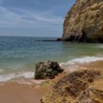 Marina Bastarache Instagram - La mer. Les vacances. Le Portugal. Pour tous ceux qui le demandent, je vais vous faire un recap. Où manger, où dormir, quoi voir au Portugal. Dès que je reviens de vacances je vous partage tout 🦋 Ps. Oui oui c’est un tout nouveau @nana.the.brand qui arrive à la fin du mois en ligne! 30 mai, mark your calendars!