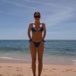 Marina Bastarache Instagram - La mer. Les vacances. Le Portugal. Pour tous ceux qui le demandent, je vais vous faire un recap. Où manger, où dormir, quoi voir au Portugal. Dès que je reviens de vacances je vous partage tout 🦋 Ps. Oui oui c’est un tout nouveau @nana.the.brand qui arrive à la fin du mois en ligne! 30 mai, mark your calendars!