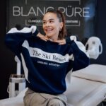 Marina Bastarache Instagram - Her teeth are WHITE 🤌🏻 Grande peureuse ici, avec des dents déchaussées et hyper sensibles; un blanchiment peut être particulièrement douloureux pour moi (been there done that!) Ça m’aura pris plus de dix ans avant de refaire confiance à quelqu’un pour un blanchiment, j’était TRAU-MA-TI-SÉE! Depuis l’an passé j’ai découvert Jess qui protège bien mes gencives et mes dents, surtout celles ultra sensibles. Je serai de retour pour mon entretien annuel l’an prochain chez @blanc_pure ! Écrivez-lui pour plus de details, she’s the sweetest! Merci Jess xox