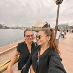 Marina Bastarache Instagram - Mon top 10 à Sydney Australie ✈️ * Profiter de maman * Enfin voir la fameuse Bondi Beach  * Voyager dans le luxe de la premiére classs avec @aircanada * Me reposer au soleil en plein mois de décembre * Admirer les plus beaux coucher de soleil * Être témoin du grandiose Opéra de Sydney * Bien manger all day err day * Apporter maman avec moi, le plus loin qu’elle ne soit jamais aller * Découvrir la beauté de la nature * Revenir ressourcée @australia @aircanada #ad