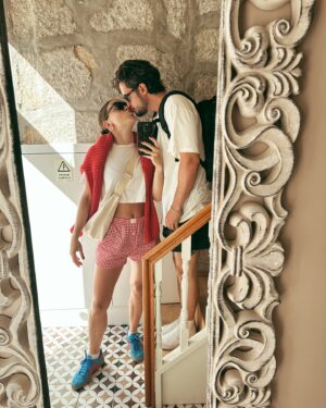Marina Bastarache Instagram - PORTO 🍷

Voici mes tops activités, celles de plusieurs amis et aussi celles que vous m’avez partagé en story!
Porto , ma ville préférée du Portugal. MA-GNI-FIQUE.
Save le post ou partage à tes amis qui vont au Portugal!

FOOD
- Brunch: do norte cafe 🤌🏻 ou The breakfast Club
- Coffee: C’alma & Cafe majestic
- Health restaurant:  Nola kitchen
- Terrasses @espaceportocruz & bar rooftop Flores
- Souper typique: adega sao nicaulo
- Souper asiatique délicieux: Boa Bao 🤤
- Souper tapas: tapabento
- souper: mercearia das flores

ACTIVITÉS
- La Cathedrale de Sé 
- Livraria Lello (magnifique bibliothèque, need to book online)
- Mercado do bolhao pour déguster des produits de la région
- Marcher sur le pont Luis I et traverser de l’autre coté de Porto pour aller sur la rue cais da ribeira: s’attabler sur une terrasse, un rooftop, boire et manger au bord du Douro.
- Sunset/pique-nique jardim do morro ou jardim dos sentimentos
- Nightlife: les bars sur la rue Galerias de Paris et base bar ou selena bar

Notes:
- No need for a car! Des bonnes chaussures ça le fait en masse dans la ville de Porto!
- Prenez un appartement assez central , près de la station Sao Bento c’est idéal.
- Si vous n’avez pas de voiture, prenez un day trip jusqu’à la vallée de Douro. Sinon, louez-en une, promis ça vaut la peine de se promener en voiture dans la vallée.

N’hesitez pas à commenter vos endroits favoris de Porto!
Stay tuned pour LISBON, LAGOS et VALLÉE DE DOURO !