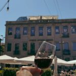Marina Bastarache Instagram - PORTO 🍷 Voici mes tops activités, celles de plusieurs amis et aussi celles que vous m’avez partagé en story! Porto , ma ville préférée du Portugal. MA-GNI-FIQUE. Save le post ou partage à tes amis qui vont au Portugal! FOOD - Brunch: do norte cafe 🤌🏻 ou The breakfast Club - Coffee: C’alma & Cafe majestic - Health restaurant: Nola kitchen - Terrasses @espaceportocruz & bar rooftop Flores - Souper typique: adega sao nicaulo - Souper asiatique délicieux: Boa Bao 🤤 - Souper tapas: tapabento - souper: mercearia das flores ACTIVITÉS - La Cathedrale de Sé - Livraria Lello (magnifique bibliothèque, need to book online) - Mercado do bolhao pour déguster des produits de la région - Marcher sur le pont Luis I et traverser de l’autre coté de Porto pour aller sur la rue cais da ribeira: s’attabler sur une terrasse, un rooftop, boire et manger au bord du Douro. - Sunset/pique-nique jardim do morro ou jardim dos sentimentos - Nightlife: les bars sur la rue Galerias de Paris et base bar ou selena bar Notes: - No need for a car! Des bonnes chaussures ça le fait en masse dans la ville de Porto! - Prenez un appartement assez central , près de la station Sao Bento c’est idéal. - Si vous n’avez pas de voiture, prenez un day trip jusqu’à la vallée de Douro. Sinon, louez-en une, promis ça vaut la peine de se promener en voiture dans la vallée. N’hesitez pas à commenter vos endroits favoris de Porto! Stay tuned pour LISBON, LAGOS et VALLÉE DE DOURO !