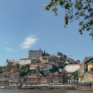 Marina Bastarache Instagram - PORTO 🍷

Voici mes tops activités, celles de plusieurs amis et aussi celles que vous m’avez partagé en story!
Porto , ma ville préférée du Portugal. MA-GNI-FIQUE.
Save le post ou partage à tes amis qui vont au Portugal!

FOOD
- Brunch: do norte cafe 🤌🏻 ou The breakfast Club
- Coffee: C’alma & Cafe majestic
- Health restaurant:  Nola kitchen
- Terrasses @espaceportocruz & bar rooftop Flores
- Souper typique: adega sao nicaulo
- Souper asiatique délicieux: Boa Bao 🤤
- Souper tapas: tapabento
- souper: mercearia das flores

ACTIVITÉS
- La Cathedrale de Sé 
- Livraria Lello (magnifique bibliothèque, need to book online)
- Mercado do bolhao pour déguster des produits de la région
- Marcher sur le pont Luis I et traverser de l’autre coté de Porto pour aller sur la rue cais da ribeira: s’attabler sur une terrasse, un rooftop, boire et manger au bord du Douro.
- Sunset/pique-nique jardim do morro ou jardim dos sentimentos
- Nightlife: les bars sur la rue Galerias de Paris et base bar ou selena bar

Notes:
- No need for a car! Des bonnes chaussures ça le fait en masse dans la ville de Porto!
- Prenez un appartement assez central , près de la station Sao Bento c’est idéal.
- Si vous n’avez pas de voiture, prenez un day trip jusqu’à la vallée de Douro. Sinon, louez-en une, promis ça vaut la peine de se promener en voiture dans la vallée.

N’hesitez pas à commenter vos endroits favoris de Porto!
Stay tuned pour LISBON, LAGOS et VALLÉE DE DOURO !