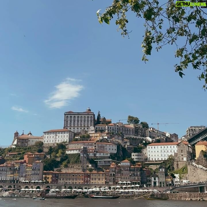 Marina Bastarache Instagram - PORTO 🍷 Voici mes tops activités, celles de plusieurs amis et aussi celles que vous m’avez partagé en story! Porto , ma ville préférée du Portugal. MA-GNI-FIQUE. Save le post ou partage à tes amis qui vont au Portugal! FOOD - Brunch: do norte cafe 🤌🏻 ou The breakfast Club - Coffee: C’alma & Cafe majestic - Health restaurant: Nola kitchen - Terrasses @espaceportocruz & bar rooftop Flores - Souper typique: adega sao nicaulo - Souper asiatique délicieux: Boa Bao 🤤 - Souper tapas: tapabento - souper: mercearia das flores ACTIVITÉS - La Cathedrale de Sé - Livraria Lello (magnifique bibliothèque, need to book online) - Mercado do bolhao pour déguster des produits de la région - Marcher sur le pont Luis I et traverser de l’autre coté de Porto pour aller sur la rue cais da ribeira: s’attabler sur une terrasse, un rooftop, boire et manger au bord du Douro. - Sunset/pique-nique jardim do morro ou jardim dos sentimentos - Nightlife: les bars sur la rue Galerias de Paris et base bar ou selena bar Notes: - No need for a car! Des bonnes chaussures ça le fait en masse dans la ville de Porto! - Prenez un appartement assez central , près de la station Sao Bento c’est idéal. - Si vous n’avez pas de voiture, prenez un day trip jusqu’à la vallée de Douro. Sinon, louez-en une, promis ça vaut la peine de se promener en voiture dans la vallée. N’hesitez pas à commenter vos endroits favoris de Porto! Stay tuned pour LISBON, LAGOS et VALLÉE DE DOURO !