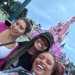 Marina Gregory Instagram - Não é dia de tbt, mas dreams come true. 14 anos atrás eu realizei um sonho: ir à Disney de Orlando e a minha primeira viagem internacional. E agora pude ter o privilégio de reviver um pouco dessa magia na Disney de Paris com minhas amigas 😍✨ #DisneyParis