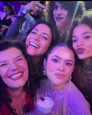 Marina Person Instagram - Quem diria que um dia eu ia trabalhar com aquela menina que tanto me fazia rir com sua espontaneidade. É uma alegria filmar com vc , porque a gente sabe que, mesmo quando o dia não tá assim tão favorável, a gente encontra uma Maisa sorrindo e pronta pro que der e vier.
Que vc continue sempre assim, iluminando tudo à sua volta, espalhando alegria e conectando o melhor de todo mundo por onde passa❣️
É uma alegria ter vc perto na vida, @maisa 
Viva você!!🎉🎉🎉🎉
