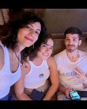 Marina Person Instagram - Quem diria que um dia eu ia trabalhar com aquela menina que tanto me fazia rir com sua espontaneidade. É uma alegria filmar com vc , porque a gente sabe que, mesmo quando o dia não tá assim tão favorável, a gente encontra uma Maisa sorrindo e pronta pro que der e vier.
Que vc continue sempre assim, iluminando tudo à sua volta, espalhando alegria e conectando o melhor de todo mundo por onde passa❣️
É uma alegria ter vc perto na vida, @maisa 
Viva você!!🎉🎉🎉🎉
