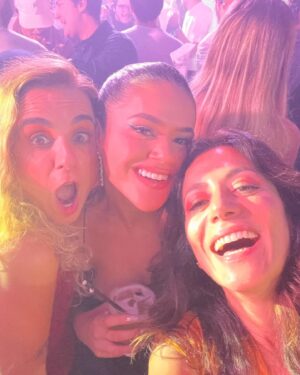 Marina Person Instagram - Quem diria que um dia eu ia trabalhar com aquela menina que tanto me fazia rir com sua espontaneidade. É uma alegria filmar com vc , porque a gente sabe que, mesmo quando o dia não tá assim tão favorável, a gente encontra uma Maisa sorrindo e pronta pro que der e vier.
Que vc continue sempre assim, iluminando tudo à sua volta, espalhando alegria e conectando o melhor de todo mundo por onde passa❣️
É uma alegria ter vc perto na vida, @maisa 
Viva você!!🎉🎉🎉🎉