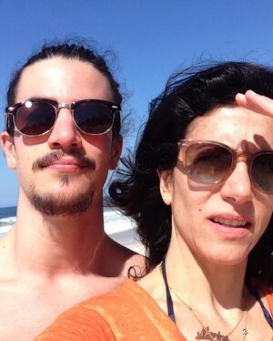 Marina Person Instagram - Aquarianos perdem a data de aniversário dos melhores amigos. Mas, se seu melhor amigo é aquariano, ele não vai ligar, porque ele, afinal, também é aquariano. Enfim. @caiohoro , fiz um resuminho desses dez anos juntos, começando com o primeiro frame da nossa amizade, vc com 17 anos. Feliz ano novo!!🎉🎊🤩❤️🧡💛🩷