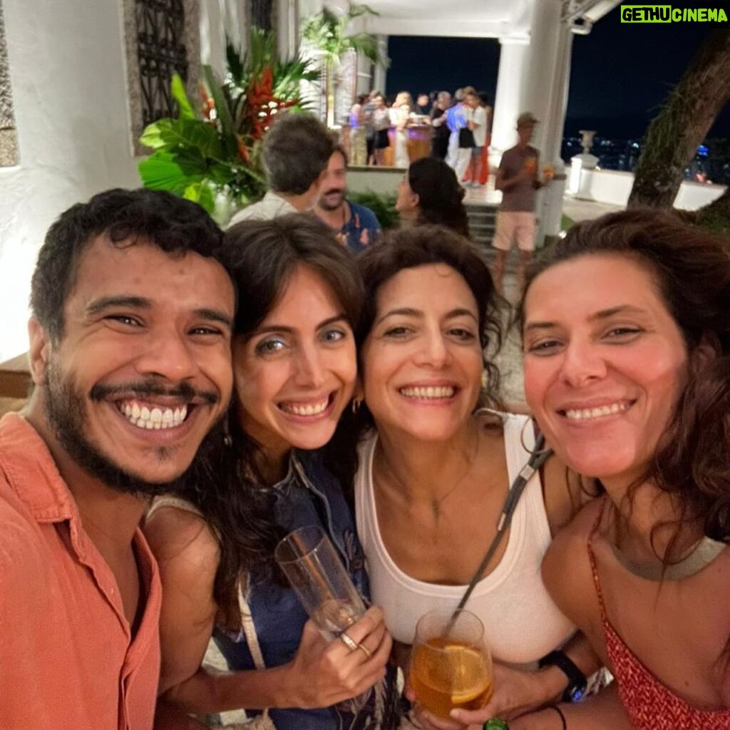 Marina Person Instagram - Foram 3 aniversários, 1 samba do trabalhador, 2 episódios de De Volta aos 15, 4 quartos diferentes, 1 ida à Lapa outra à Santa Teresa , 14 restaurantes, 4 butecos, 1 cinema . Tudo em 12 dias. Hoje voltei à minha casinha, já com saudades dos cariocas. Obrigada, Rio, foi muito muito bom🎊