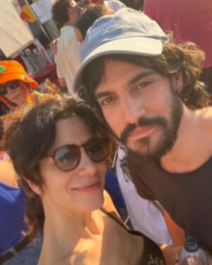 Marina Person Instagram - Aquarianos perdem a data de aniversário dos melhores amigos. Mas, se seu melhor amigo é aquariano, ele não vai ligar, porque ele, afinal, também é aquariano. Enfim. @caiohoro , fiz um resuminho desses dez anos juntos, começando com o primeiro frame da nossa amizade, vc com 17 anos. Feliz ano novo!!🎉🎊🤩❤️🧡💛🩷