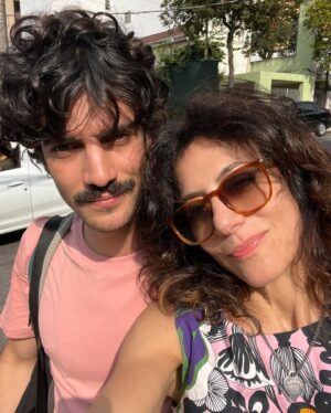 Marina Person Instagram - Aquarianos perdem a data de aniversário dos melhores amigos. Mas, se seu melhor amigo é aquariano, ele não vai ligar, porque ele, afinal, também é aquariano. Enfim. @caiohoro , fiz um resuminho desses dez anos juntos, começando com o primeiro frame da nossa amizade, vc com 17 anos. Feliz ano novo!!🎉🎊🤩❤️🧡💛🩷