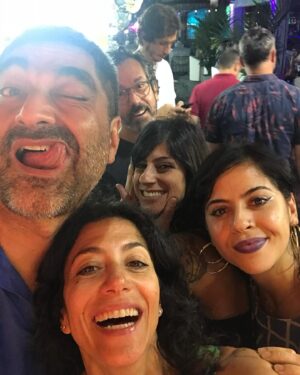 Marina Person Instagram - Eu amo um amigo❤️ 
Naquele dia em que entrei na sala dele pra passar por uma entrevista de emprego (ele era meu ídolo, e meu coração tava disparado), eu não podia imaginar q mais de 30 anos depois eu teria rodado o mundo com ele. Obrigada por fazer parte da minha vida, Fio! Feliz aniversário🎉🎊✨❤️💜🧡