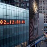 Marina Salas Instagram - La obra ‘Metrónomo’ de Nueva York ha comenzado una cuenta atrás para marcar el día en el que, según las estimaciones científicas aceptadas por el Acuerdo Climático de París, el calentamiento global será irreversible. La imagen es de 2020, es decir, quedan 6 años, 322 días 03:20h El momento en que ya no podremos evitar que la temperatura suba 1,5 grados centígrados respecto a los niveles pre-industriales, acelerando el deshielo de los polos, las sequías y sus múltiples consecuencias. El 20% mas rico de la población mundial genera casi el 70% de las emisiones globales. El 60% de los animales han desaparecido en los últimos 60 años. Para 2050 se estima que 140 millones de personas se desplazarán a causa del clima. Los océanos se están calentado. Desde las primeras reuniones gubernamentales sobre el clima en 1988, las emisiones no solo han descendido sino que han aumentado un 40% El uso de combustibles fosiles y la alimentación basada en carne desempeña un papel fundamental en la desestabilización planetaria. Si actuaramos de forma radical ahora mismo, reduciendo las emisiones un 15% al año, todavia podríamos evitar algunas cosas. Base política climática YA. Repost @estherortega8