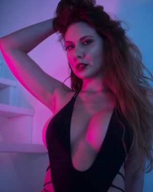 Marina Valmont Instagram - Smouldering.

♥️

❤️

#photoshoot #brunette #toronto #vlogger #twitchtv