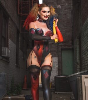 Marina Valmont Instagram - I’m a few cards short of a deck but you still wanna play right? 🃏 Credit to 🎨 Body Paint Art @fernello 📸 @alxguzmanphotography  #halloween #cosplay #harleyquinn #halloweenbodypaint #dccomics
