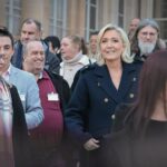 Marine Le Pen Instagram - En juin 2022, les habitants de la 11e circonscription du Pas-de-Calais me renouvelaient leur confiance en me réélisant député. Aujourd’hui, ce sont des militants venus de toute la circonscription que j’ai l’immense plaisir d’accueillir pour une visite de ce lieu emblématique de notre démocratie !