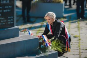 Marine Le Pen Instagram - Dans le sacrifice et l’espérance, 1,4 million de soldats français sont tombés pour défendre notre pays et notre liberté. Du fond de leurs tombes, ils nous rappellent avec force et gravité que la France n’est pas et ne sera jamais une cause perdue. #11Novembre