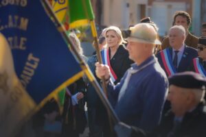 Marine Le Pen Instagram - Dans le sacrifice et l’espérance, 1,4 million de soldats français sont tombés pour défendre notre pays et notre liberté. Du fond de leurs tombes, ils nous rappellent avec force et gravité que la France n’est pas et ne sera jamais une cause perdue. #11Novembre