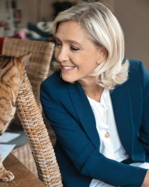 Marine Le Pen Instagram - Bon week-end à tous ! ☺️