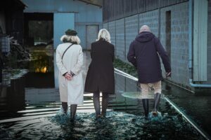 Marine Le Pen Instagram - Il était important pour moi de venir samedi dernier rencontrer les habitants sinistrés des inondations dans le Pas-de-Calais pour leur exprimer toute ma solidarité et ma compassion. Leur situation nous serre le cœur et nous devons nous tenir à leurs côtés.

Nous ne pouvons rester insensibles à la détresse de ces habitants qui pour certains ont tout perdu dans ces inondations. Ils peuvent compter sur toute notre détermination pour les aider.

Face au changement climatique et à la multiplication de tels événements, nous devons anticiper et mettre en place des mesures qui prennent en compte ce changement. Il faut s’inspirer de pays comme la Hollande qui sont en pointe sur ce sujet.

Les hommes sont touchés, mais les animaux aussi sont touchés. Les bêtes ont les pieds dans l’eau et cela risque de durer encore plusieurs jours. Les conséquences sur les exploitations et sur le bien-être des animaux sont terribles.