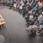 Marine Le Pen Instagram - En juin 2022, les habitants de la 11e circonscription du Pas-de-Calais me renouvelaient leur confiance en me réélisant député. Aujourd’hui, ce sont des militants venus de toute la circonscription que j’ai l’immense plaisir d’accueillir pour une visite de ce lieu emblématique de notre démocratie !