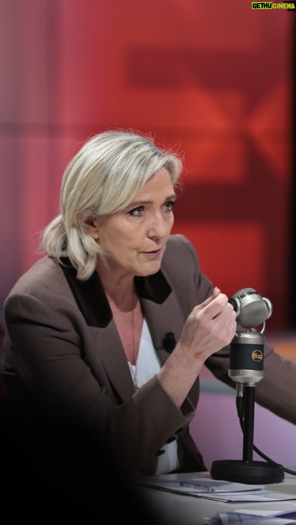 Marine Le Pen Instagram - À toutes les Colombe de France, tenez-bon, on arrive.