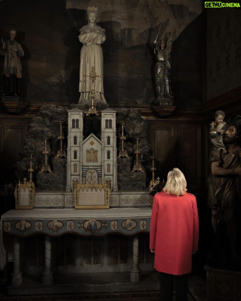 Marine Le Pen Instagram - En ce 1er mai, nous rendons hommage à Perpignan à Jeanne d’Arc, notre héroïne nationale et patronne de la France. Symbole de courage et d’espérance, elle incarne cette jeunesse française, libre, fière et patriote, qui n’en a pas fini d’aimer et de défendre son pays.