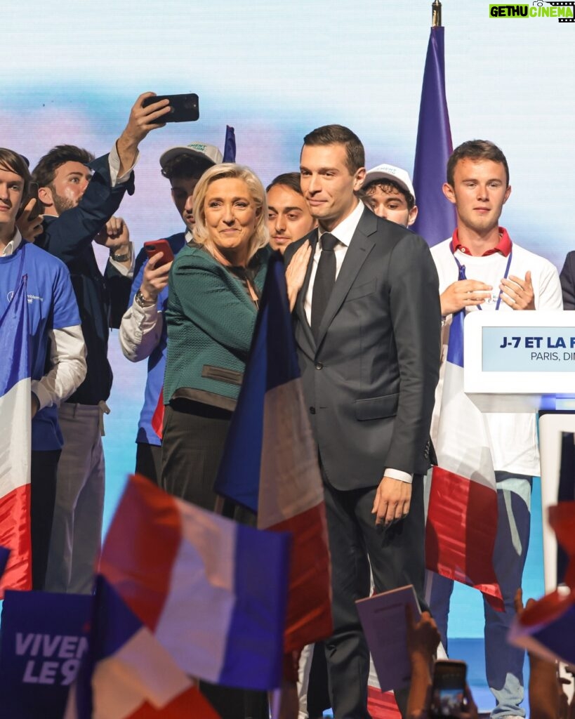 Marine Le Pen Instagram - Tenez bon, on arrive ! 🇫🇷