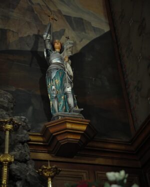 Marine Le Pen Instagram - En ce 1er mai, nous rendons hommage à Perpignan à Jeanne d’Arc, notre héroïne nationale et patronne de la France. 

Symbole de courage et d’espérance, elle incarne cette jeunesse française, libre, fière et patriote, qui n’en a pas fini d’aimer et de défendre son pays.