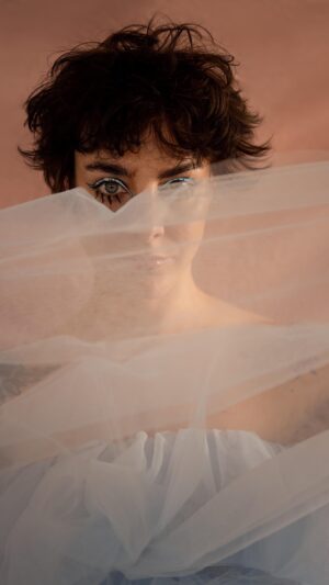 Marion Séclin Instagram - ✨ Comme une Lady

Moi j’préfère la 3, et toi ?

📸 @williambibet 
💄@marion.lartigue

#paillettes #distinguished
