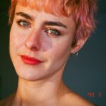 Marion Séclin Instagram - ✨🌷 J’ai beaucoup délaissé les démons et les dieux Lassée de ces leçons n’apaisant pas le feu Je ne sais qui prier, ni par quelle magie Mes soupirs ont daignés s’envoler dans la nuit Le poids sur ma poitrine, cet l’arrière-goût amer, Les notes qui me chagrinent, l’abîme sous la mer Tous ont levé leurs ancres ou pris la clé des champs Leurs mots gravés à l’encre partaient au détachant J’ai toujours peur du soir, mais la nuit me passionne Je n’y flâne pas seule, mais plutôt sans personne Argentique par @luciebremeaultphoto (sauf la dernière évidemment 💥)
