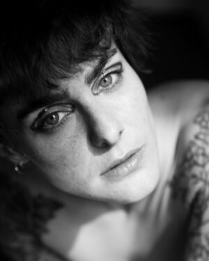 Marion Séclin Instagram - 🌙🌑✨
1/ J’ai le coeur plein de bleus
2/ Les larmes au bord des yeux
3/ Effondrée mais bavarde
4/ Le silence me poignarde
5/ Brumeuse et imprudente
6/ À la peau transparente
7/ Épargnant l’autre joue
8/ Fanée, je me dévoue
9/ Tout a valu la peine
10/ Mes plaisirs s’en souviennent
.
📸 @india_lange
💄 @marion.lartigue
