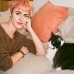 Marion Séclin Instagram - ✨🌷 J’ai beaucoup délaissé les démons et les dieux Lassée de ces leçons n’apaisant pas le feu Je ne sais qui prier, ni par quelle magie Mes soupirs ont daignés s’envoler dans la nuit Le poids sur ma poitrine, cet l’arrière-goût amer, Les notes qui me chagrinent, l’abîme sous la mer Tous ont levé leurs ancres ou pris la clé des champs Leurs mots gravés à l’encre partaient au détachant J’ai toujours peur du soir, mais la nuit me passionne Je n’y flâne pas seule, mais plutôt sans personne Argentique par @luciebremeaultphoto (sauf la dernière évidemment 💥)