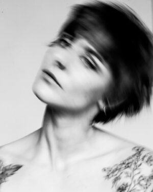 Marion Séclin Instagram - 🌙🌑✨
1/ J’ai le coeur plein de bleus
2/ Les larmes au bord des yeux
3/ Effondrée mais bavarde
4/ Le silence me poignarde
5/ Brumeuse et imprudente
6/ À la peau transparente
7/ Épargnant l’autre joue
8/ Fanée, je me dévoue
9/ Tout a valu la peine
10/ Mes plaisirs s’en souviennent
.
📸 @india_lange
💄 @marion.lartigue