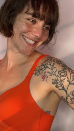 Marion Séclin Instagram - 🌸🌻🌷 Fallait pas nous laissez seule avec des aiguilles et du talent 
@eva_tattooist toujours première dans mon cœur et sous ma peau 🩷 
L’orchidée s’appelle Sandy, c’est ma gow sûre
#tattoo #tattooartist #flowertattoo #parisink #floraltattooparis