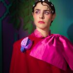 Marion Séclin Instagram - 🩸ALTER💧 Je te connais par coeur, les traits de ton visage Le rythme de ton souffle et tes mèches sauvages Je sais ce que tu penses et ce que tu vas dire Les refrains de ton corps et tes moindres désirs Je te connais par coeur, mais j’ai le coeur gros La routine imprégnée jusqu’aux pores de ma peau Notre amour s’est enfuit pourtant je n’oublie rien Rien n’efface nos danses, quand le vent va et vient À suivre… ☀️ Paper Art, D.A et Photo : Fuchsia d'Enfer @fuchsia_denfer ☔️ Modèle et texte : Marion Séclin ⚡️Stylisme : Angélique Lancelle @angeliquelancelle 🫧Hair & Make-up : Marion Lartigue @marion.lartigue 🌪️ Studio et lumière : Studio Dépoli et Flore Prebay @depoli.studio @flobayphoto #paperart #paperartist #femalegaze