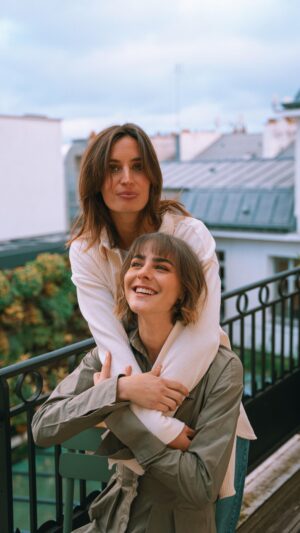 Marion Séclin Instagram - ❤️Take Coeur❤️

Dis-lui avec une broderie ✨

☀️Le programme Take Care de @hm t’aide à prolonger la vie de tes vêtements, à en prendre soin, à les réparer, les recycler, à les personnaliser avec des patchs, ou des broderies.  ⚡️
Dans le magasin H&M de Paris La Fayette, tu peux choisir parmi leurs nombreux designs ou personnaliser ta broderie.  C’est 3€ pour les membres du programme de fidélité, 5€ pour les autres, et gratuit dès 50€ d’achat chez H&M.  Pour dire aux gens que tu aimes que tu les aimes comme l’aiguille aime le fil 🪡 🧵

Bonne fêtes, et Take Care 💚

Écrit par Marion Séclin
Avec Marion Séclin et @manonallender
Réalisé par @illandupont
Musique @irmasongs
Post-production @elliot.aubin
Make-up/hair @soagency_paris