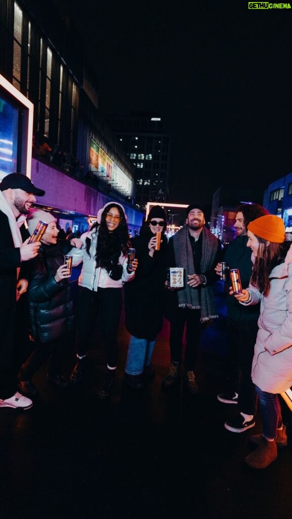 Maripier Morin Instagram - Une semaine de relâche haute en couleurs !🍹✨ Faites comme nous et venez profiter des activités colorées (et gratuites !) de Montréal en lumière, un des plus grands festivals d’hiver avec une programmation alliant arts de la scène, gastronomie et MOCKTAILS. 🥳 On se retrouve à l’un des 4 bars de l’événement pour y déguster un délicieux MOX. 🎉  Cheers ! #JadoreMOX #MoxMocktail #mtlmoments #MEL #MTLenLumiere