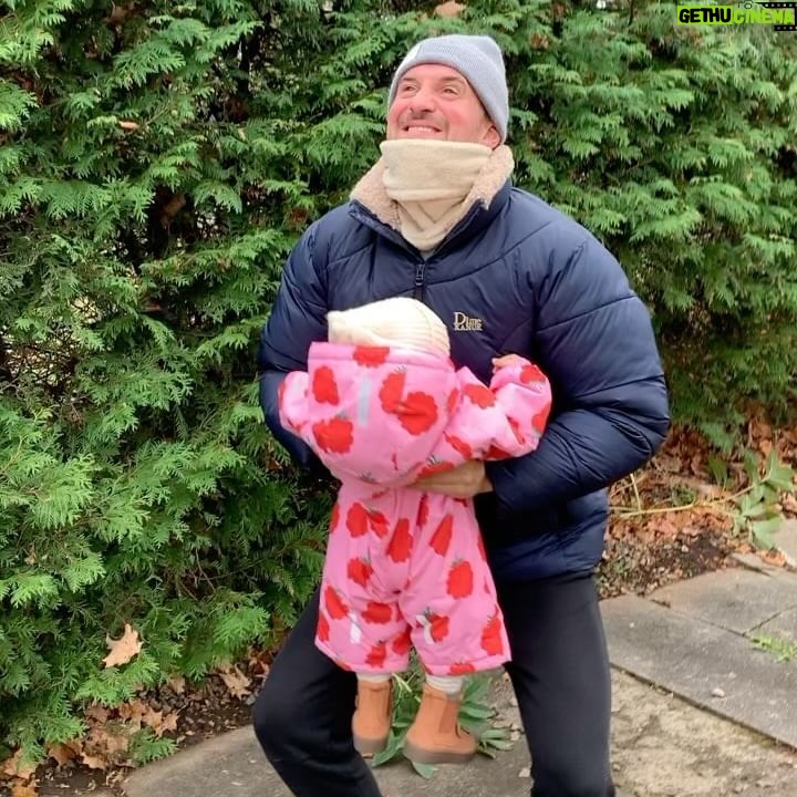 Maripier Morin Instagram - Même après une nuit sans sommeil à cause d’une grosse grippe, Papa trouve le moyen de te faire rire 🥹💕 Habit de neige « guimauve à la framboise » @tinycottons
