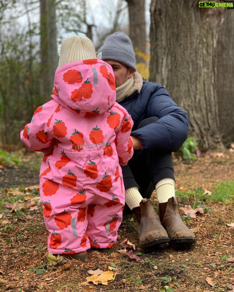 Maripier Morin Instagram - Même après une nuit sans sommeil à cause d’une grosse grippe, Papa trouve le moyen de te faire rire 🥹💕 Habit de neige « guimauve à la framboise » @tinycottons