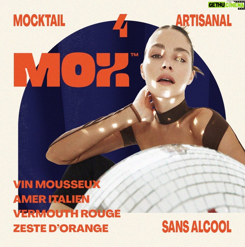 Maripier Morin Instagram - Inspiré du classique italien « sbagliato », le @moxmocktail 4 est un negroni dans lequel du vin mousseux à été ajouté! Pétillant, savoureux, amer à souhait et toujours sans alcool!! 🥳 Image @nicolasblanchett Glam @michaelgoyette