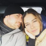 Maripier Morin Instagram – Février 2019.
On joue un couple dans la série La Faille. À ce moment là, je suis loin de me douter que tu deviendra mon amoureux. Que tu vas entrer dans ma vie avec toute ta douceur, ta sensibilité, ta force et que tu vas me changer à jamais. 
Mon Jay shetty, mon partenaire de tennis (lol) papa d’exception. 
Tu me fais grandir tous les jours et apprendre à te connaitre et t’aimer mieux encore et toujours, c’est ça mon plus beau cadeau.
Valentin de mon coeur. 

Mention spécial à Patrice Sauvé, tout ça, c’est un peu beaucoup grâce à toi. 💕