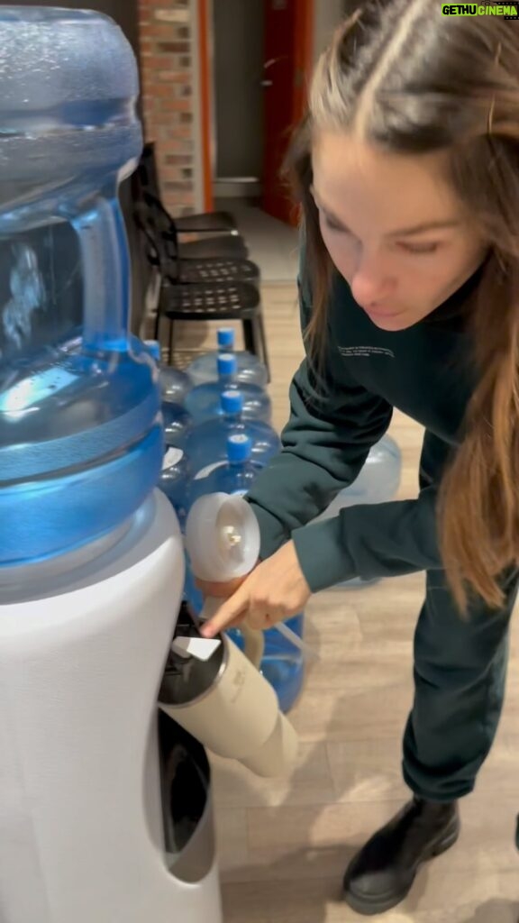 Maripier Morin Instagram - @maripiermorin ne veux plus de poches sous les yeux et sa technique comporte deux étapes farfelues. 1️⃣ boire 4 Stanley Cup par jour 2️⃣ une crème inusitée 🤣