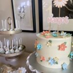 Maripier Morin Instagram – Un anniversaire tout en marguerite pour toi petite fleur. Une maison remplie d’amour pour te célébrer mon Bijou. Du gâteau plein les doigts, le coeur en musique et ce souvenir doux des gens qui t’aiment. 
Merci à @fetepouremporter pour le décor de rêve. Tout était au delà des mes attentes!
@clementino.boutique , merci pour les petits accessoires personnalisés fait à la main. 
Un énorme merci @vero.gato pour le gâteau, le petit “smash cake” et la table de sucreries a.k.a les meilleurs sablés et cake pop ever! 
Parfaite petite robe  @pommecannellecollection